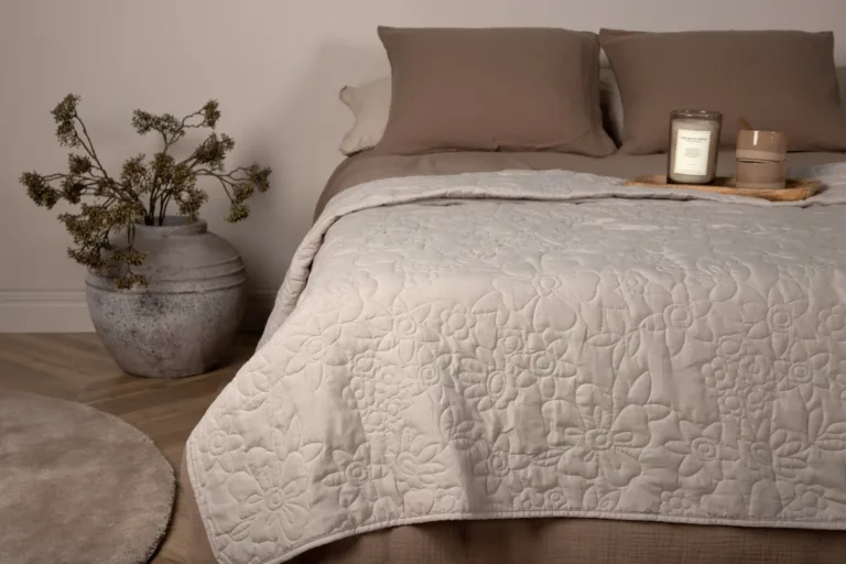 Beež lillemustrilise mikrokiuga voodikate Niki 260×180 cm - 15996-502