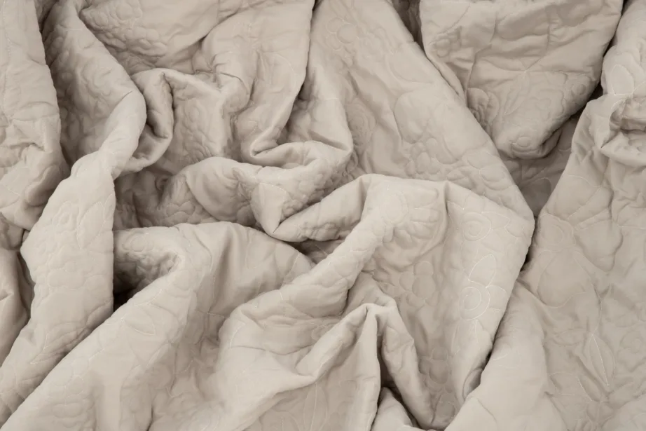 Beež lillemustrilise mikrokiuga voodikate Niki 260×180 cm, 15996-502 – 6