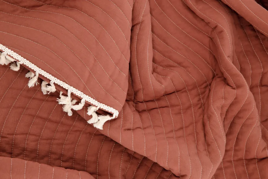 Lias mikrofiibrist voodikate narmastega, roastpunane 260 × 180 cm, 15999-513 – 5