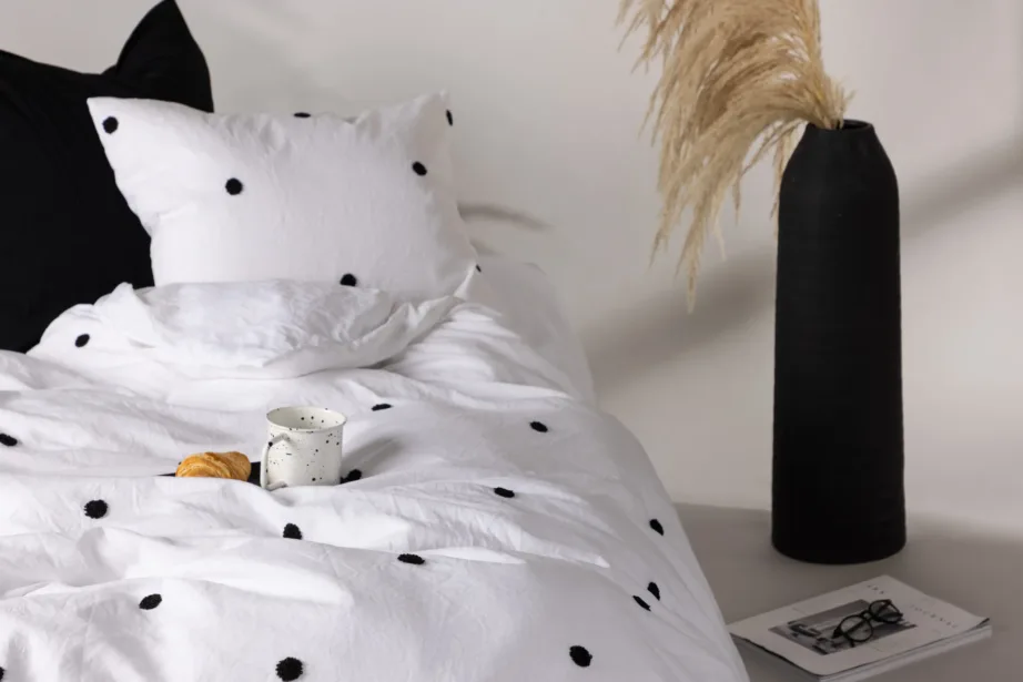 Valge mikrokiust voodipesukomplekt mustade tupsudega Loke, 150×200 cm, 16011-501 – 3