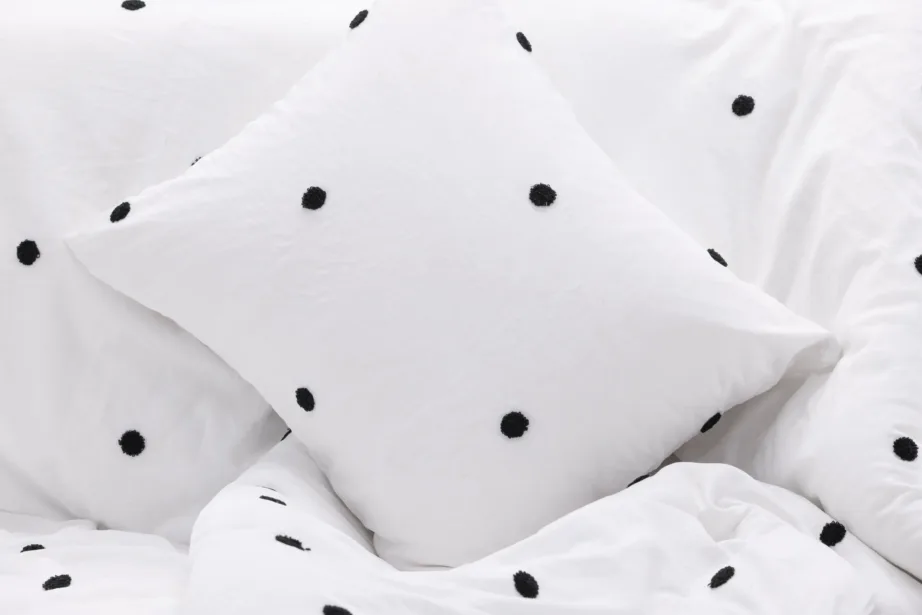 Valge mikrokiust voodipesukomplekt mustade tupsudega Loke, 150×200 cm, 16011-501 – 4