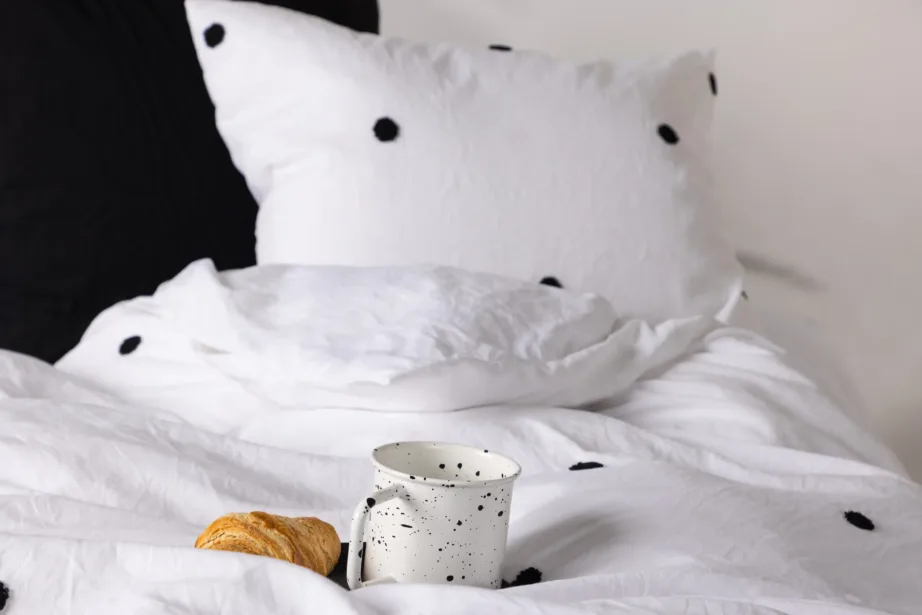 Valge mikrokiust voodipesukomplekt mustade tupsudega Loke, 150×200 cm, 16011-501 – 5