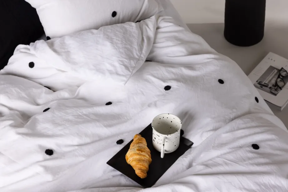 Valge mikrokiust voodipesukomplekt mustade tupsudega Loke, 150×200 cm, 16011-501 – 6