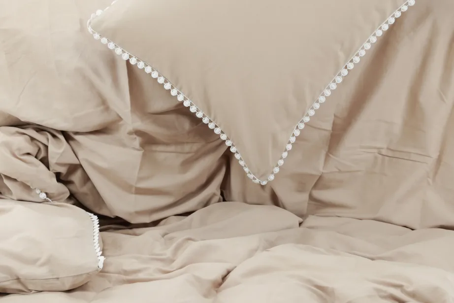 Beežist satiinist puuvillane voodipesukomplekt Livia, valgete dekoratiiväärtega, 150 × 200 cm, 16015-502 – 2