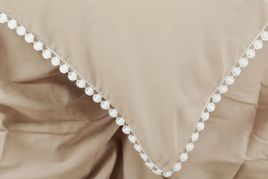 Beežist satiinist puuvillane voodipesukomplekt Livia, valgete dekoratiiväärtega, 150 × 200 cm, 16015-502 – 3