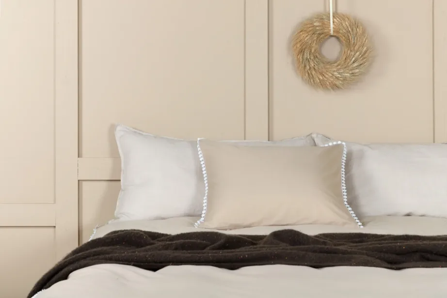 Beežist satiinist puuvillane voodipesukomplekt Livia, valgete dekoratiiväärtega, 150 × 200 cm, 16015-502 – 4