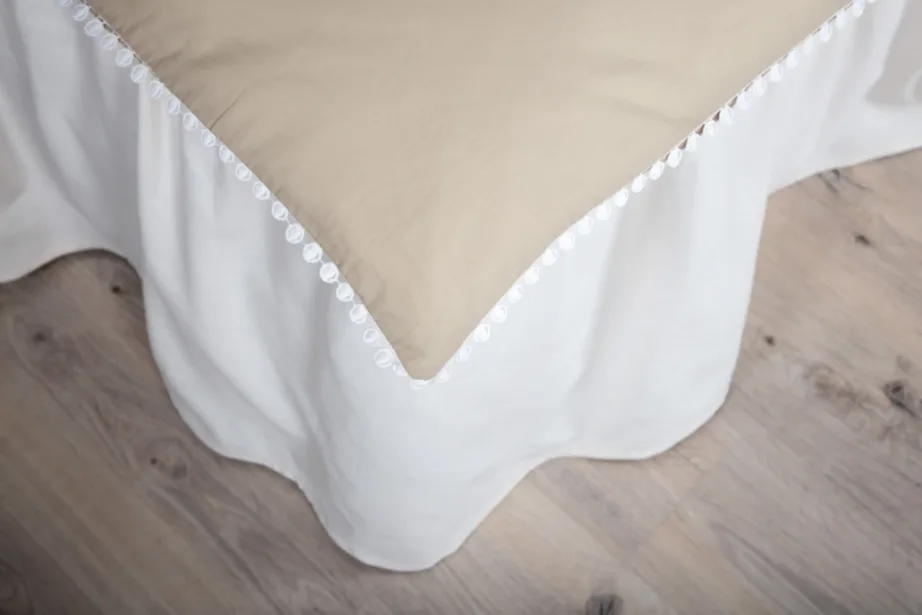 Beežist satiinist puuvillane voodipesukomplekt Livia, valgete dekoratiiväärtega, 150 × 200 cm, 16015-502 – 5