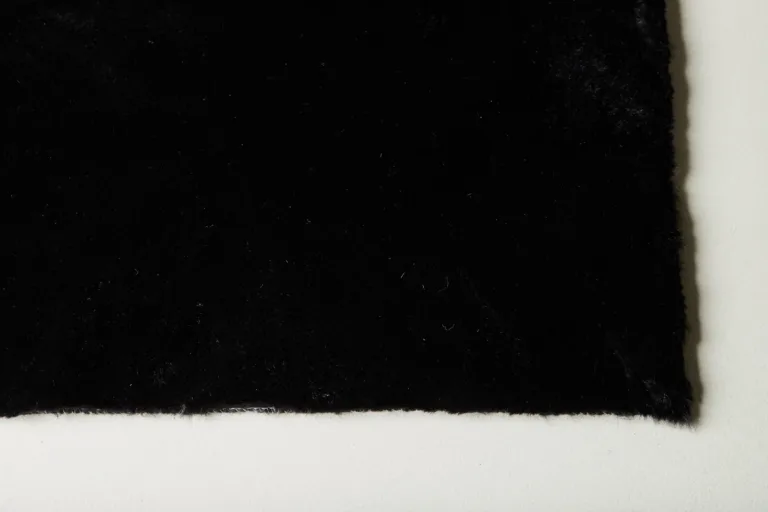 Must siidise pinnaga ristkülikukujuline elutoa vaip Nina, 230x160 cm - 16059-108