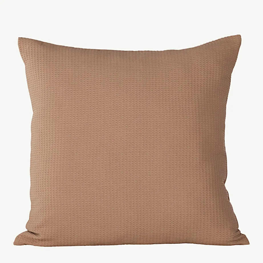 Pruunist vafelstruktuuriga dekoratiivpadjapüürist Celine, 50 × 50 cm, 16061-503 – 2