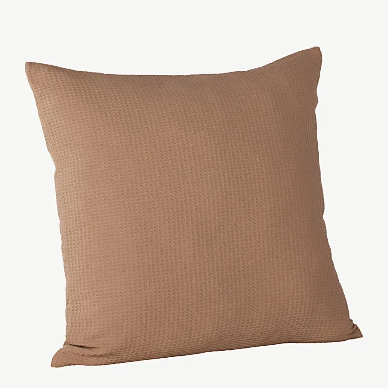 Pruunist vafelstruktuuriga dekoratiivpadjapüürist Celine, 50 × 50 cm - 16061-503