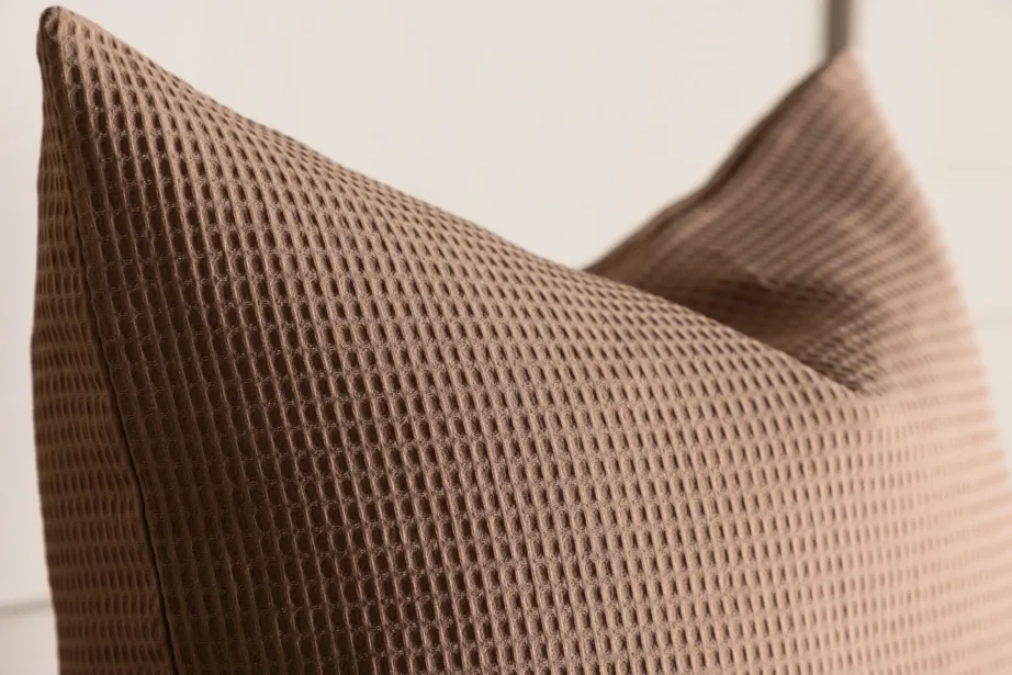 Pruunist vafelstruktuuriga dekoratiivpadjapüürist Celine, 50 × 50 cm, 16061-503 – 6