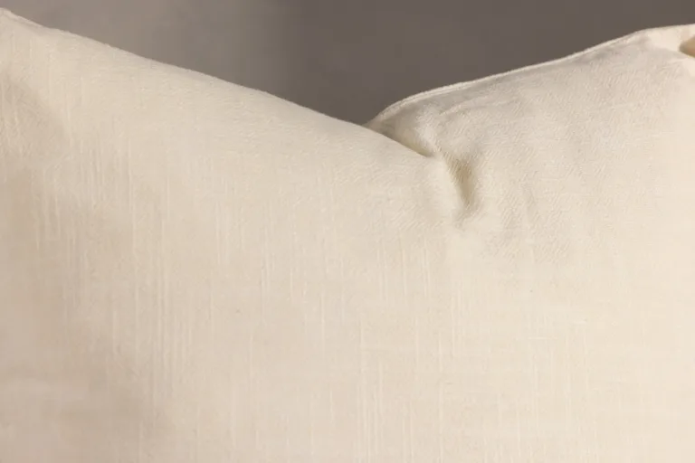 Kreemvalge viskoosist padjakate Nora, 60 × 60 cm, dekoratiivsete lipsudega - 16068-501