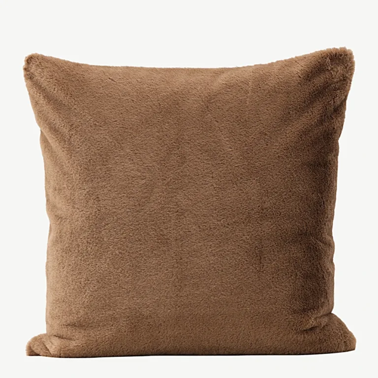 Pehmest pruunist kunstkarvast dekoratiivpadjakate Thea, 50 × 50 cm - 16086-503