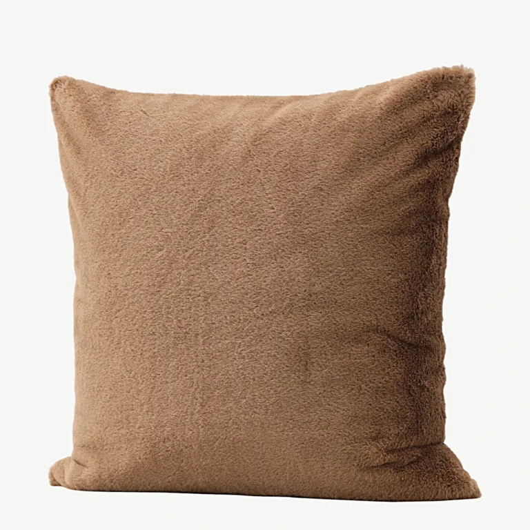 Pehmest pruunist kunstkarvast dekoratiivpadjakate Thea, 50 × 50 cm - 16086-503