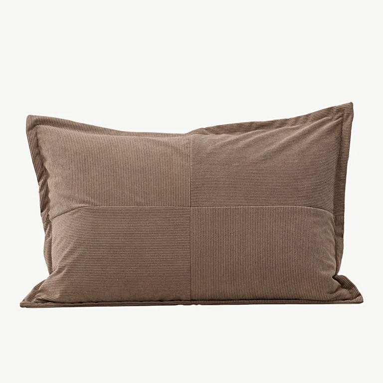 Pruunist sametist padjapüür Lykke, 40 × 60 cm - 16088-505