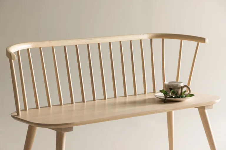 Valge peitsiga kummipuidust söögipink Bobby, 120 cm - 16803-300