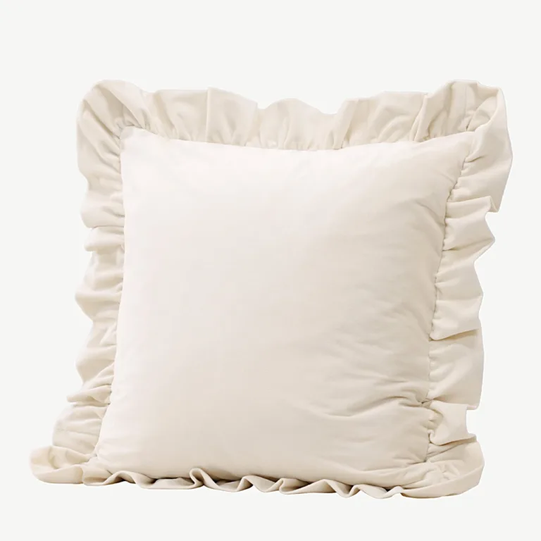Valge volangäärisega sametist dekoratiivpadjakate Hailey, 50 x 50 cm - 17001-501