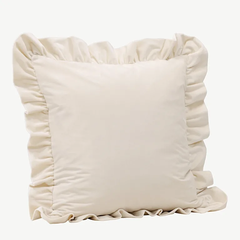 Valge volangäärisega sametist dekoratiivpadjakate Hailey, 50 x 50 cm - 17001-501