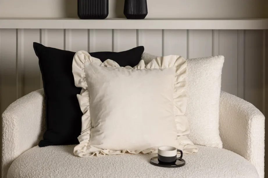 Valge volangäärisega sametist dekoratiivpadjakate Hailey, 50 x 50 cm, 17001-501 – 4