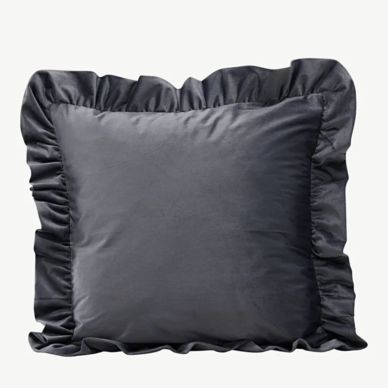 Sametist dekoratiivpadjapüür Hailey kroogitud äärega, tuhmhall, 50 × 50 cm - 17002-503