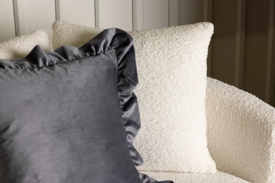 Sametist dekoratiivpadjapüür Hailey kroogitud äärega, tuhmhall, 50 × 50 cm, 17002-503 – 6