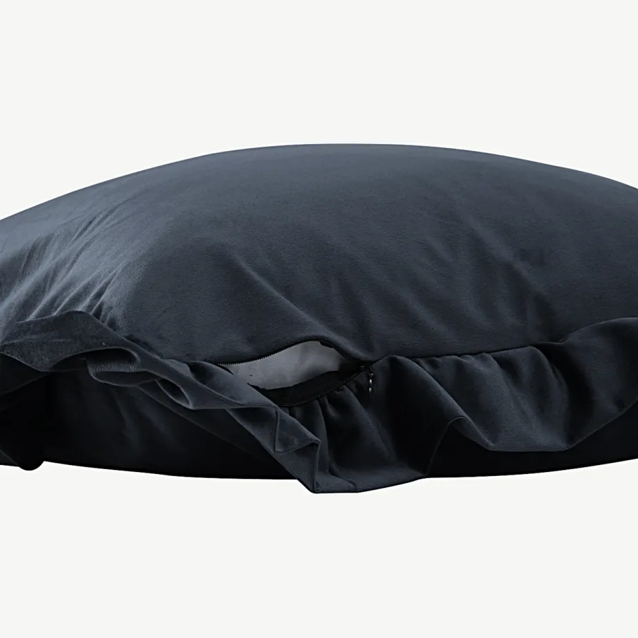 Tumesinine sametist dekoratiivpadjapüür volangservaga Hailey, 50×50 cm, 17006-507 – 4