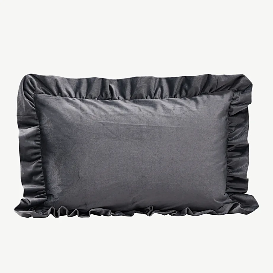 Sametist dekoratiivne padjapüür Hailey tuhmhalli värvi, volangidega, 40 × 60 cm, 17008-503 – 2