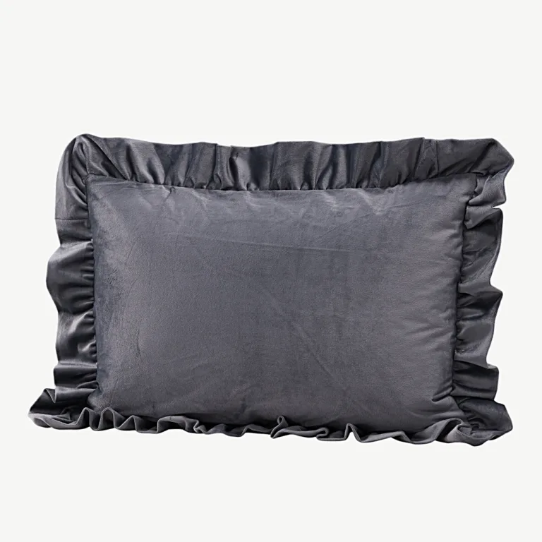 Sametist dekoratiivne padjapüür Hailey tuhmhalli värvi, volangidega, 40 × 60 cm - 17008-503