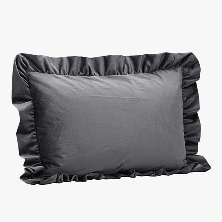 Sametist dekoratiivne padjapüür Hailey tuhmhalli värvi, volangidega, 40 × 60 cm - 17008-503