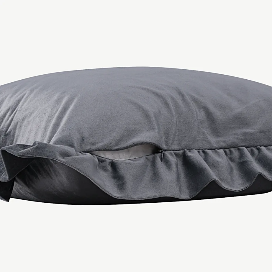 Sametist dekoratiivne padjapüür Hailey tuhmhalli värvi, volangidega, 40 × 60 cm, 17008-503 – 4