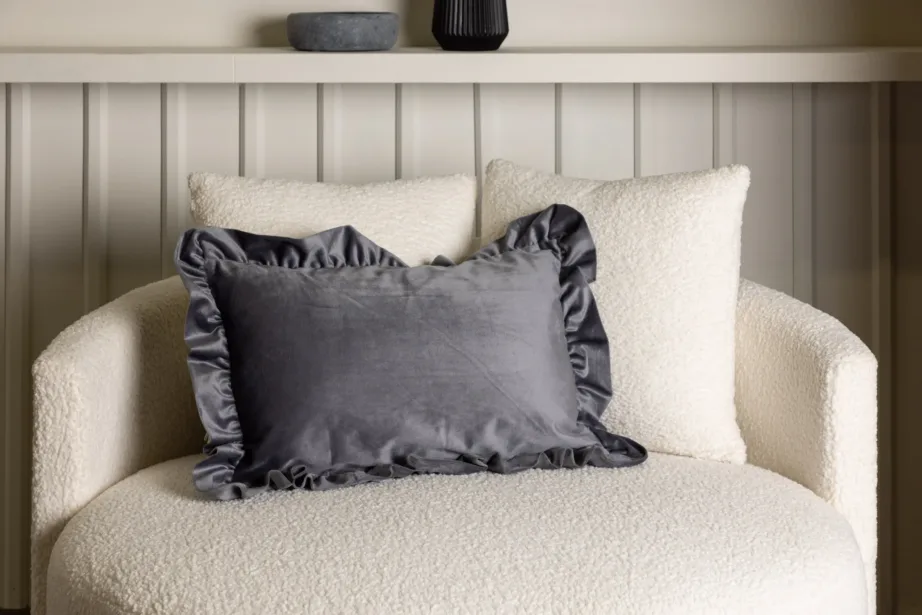 Sametist dekoratiivne padjapüür Hailey tuhmhalli värvi, volangidega, 40 × 60 cm, 17008-503 – 5