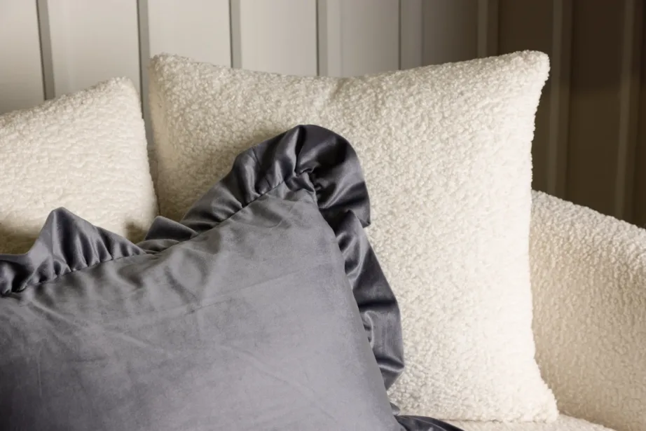 Sametist dekoratiivne padjapüür Hailey tuhmhalli värvi, volangidega, 40 × 60 cm, 17008-503 – 6