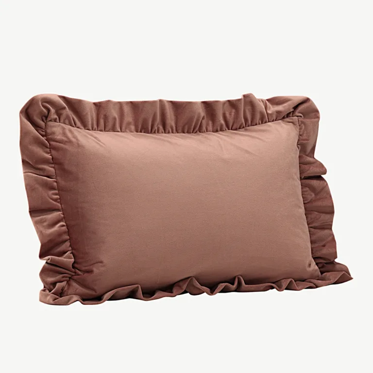 Roosa volangservaga dekoratiivne polüveluurist padjapüür Hailey, 40 × 60 cm - 17009-511