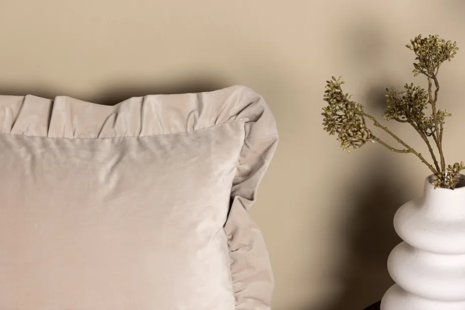 Beež sametist dekoratiivpadjapüür volangidega Hailey kollektsioonist, 40×60 cm, 17010-502 – 7