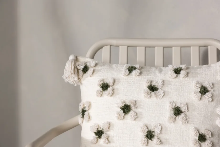 Valge dekoratiivpadjakate Millie (polüšeniil, 45 x 45 cm, tuttidega), 17048-501 – 7