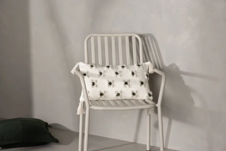 Dekoratiivpadjakate Millie valge, tikitud mustriga, 30 × 50 cm (polükeneel) - 17049-501