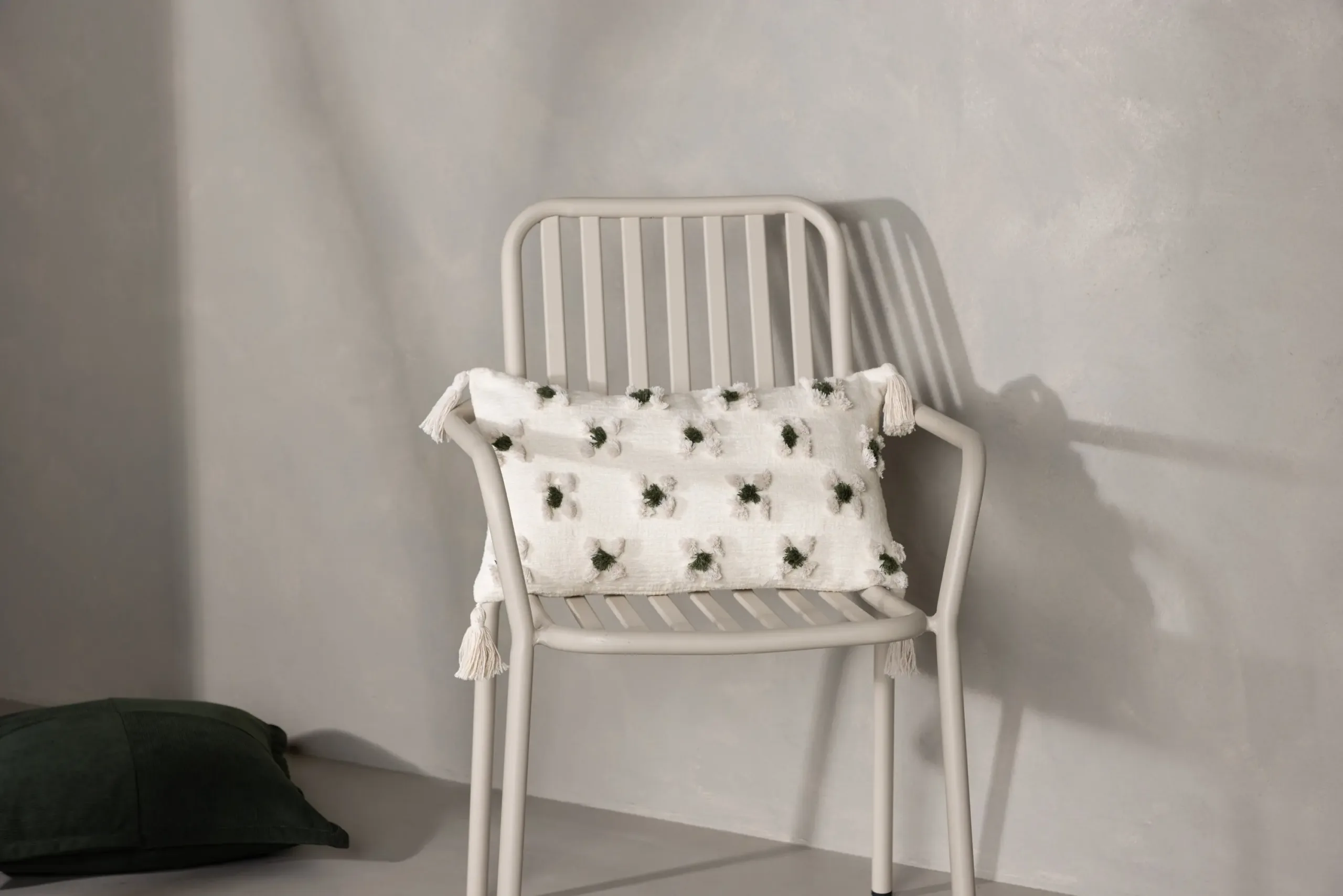 Dekoratiivpadjakate Millie valge, tikitud mustriga, 30 × 50 cm (polükeneel) - 17049-501
