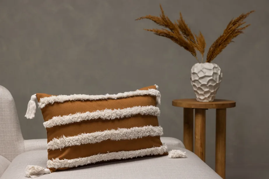 Elina pruun dekoratiivpadjapüür, kreemikasbeežid detailid, 30×50 cm, 17055-503 – 6