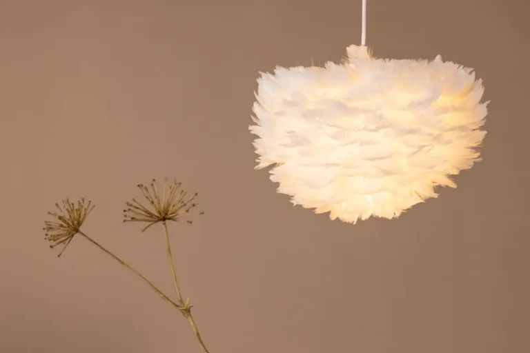 Valge kunstsulgedest ripplamp Nicola, Ø35 cm - 17057-001