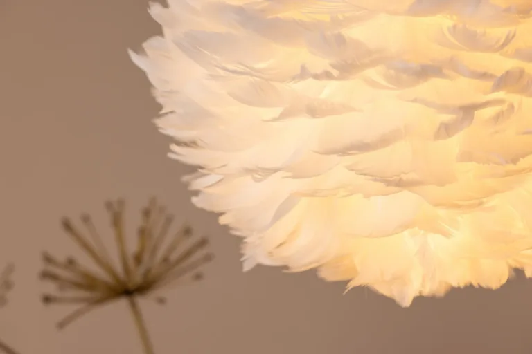 Valge kunstsulgedest ripplamp Nicola, Ø35 cm - 17057-001