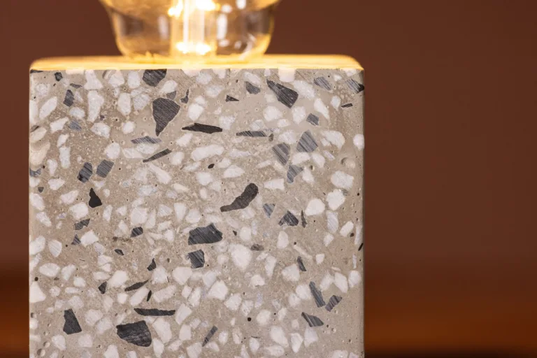 Terrazzo kuubikkerega lauavalgusti Rilche, valge klaas, 9x9 cm - 17065-001