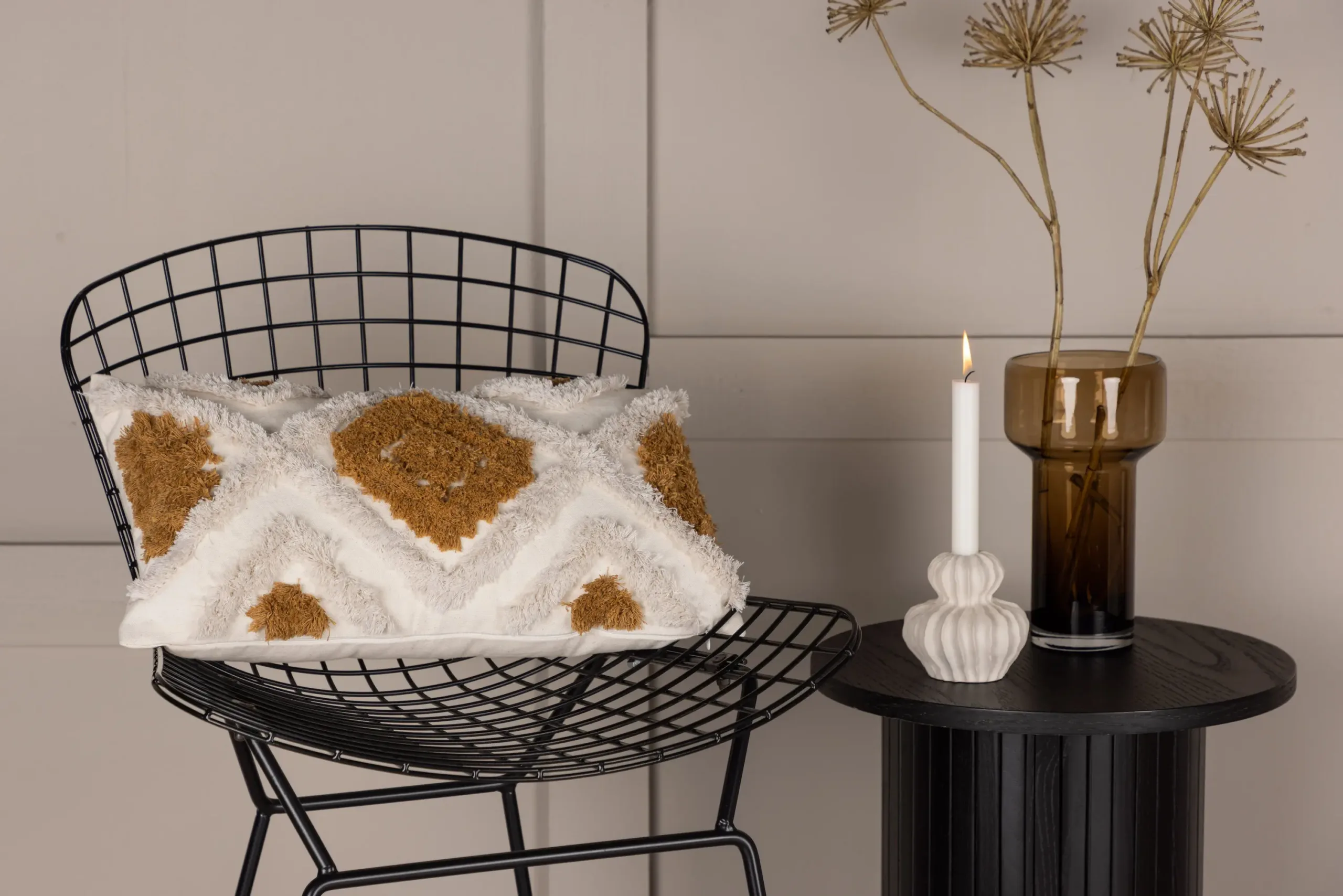 Tufting-tehnikas dekoratiivpadja kate Ada (valge-pruun, 50 × 30 cm) - 17065-503