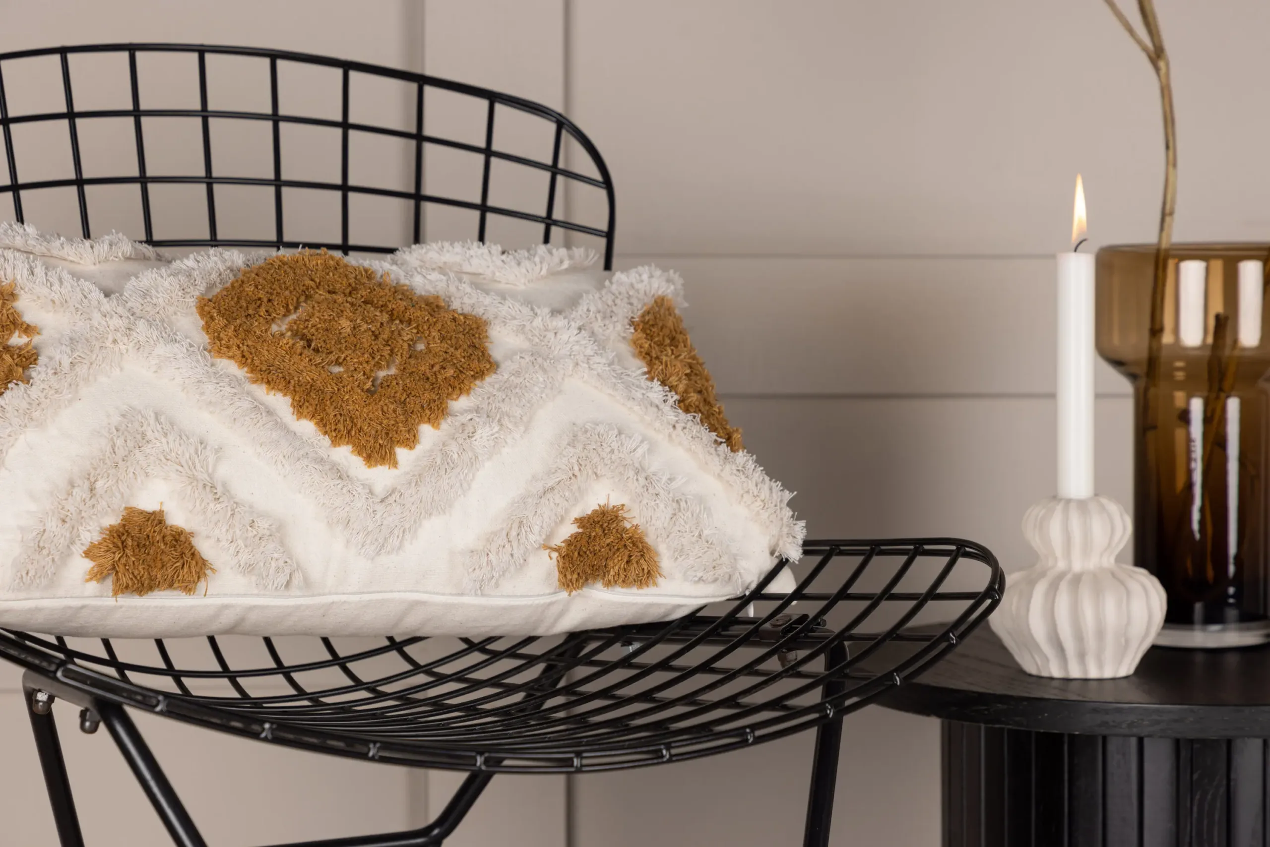 Tufting-tehnikas dekoratiivpadja kate Ada (valge-pruun, 50 × 30 cm) - 17065-503