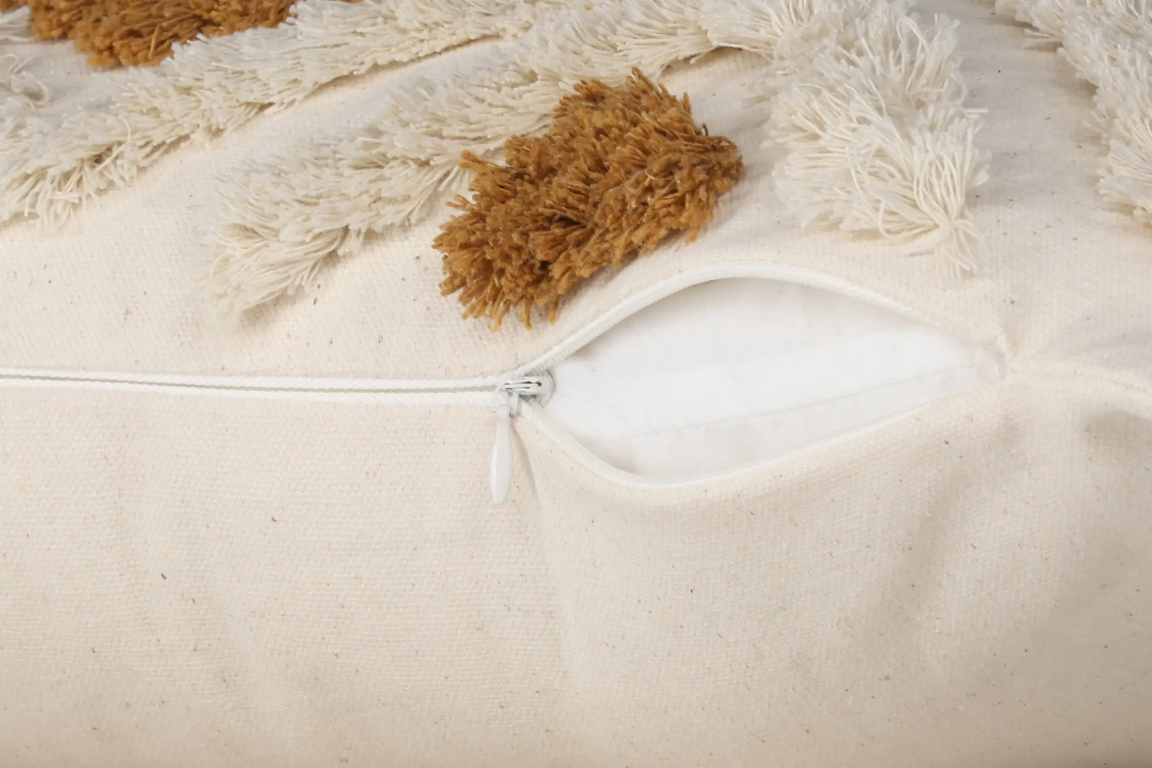 Tufting-tehnikas dekoratiivpadja kate Ada (valge-pruun, 50 × 30 cm) - 17065-503