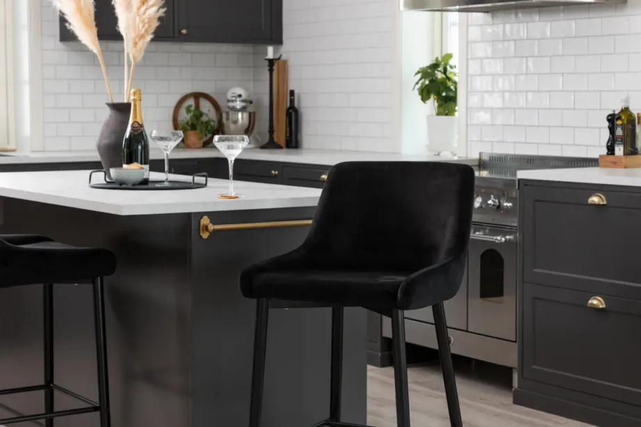 Plaza mustast sametist baaritool (pulbervärvitud terasjalad), 17704-888 – 10