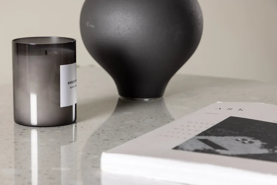 Razzia diivanilaud valgest terazzost, musta terasraamiga, 75 × 75 cm, 18037-680 – 3