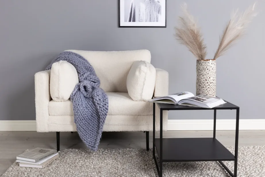 Valge buklee kangaga tugitool Boom mustade metalljalgade ja dekoratiivpatjadega, 18046-000 – 5