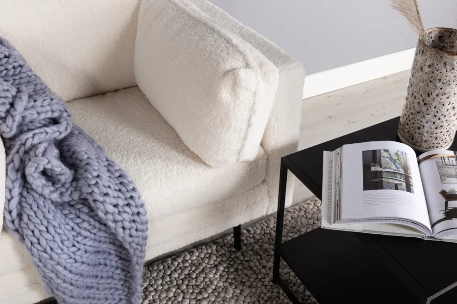 Valge buklee kangaga tugitool Boom mustade metalljalgade ja dekoratiivpatjadega, 18046-000 – 6