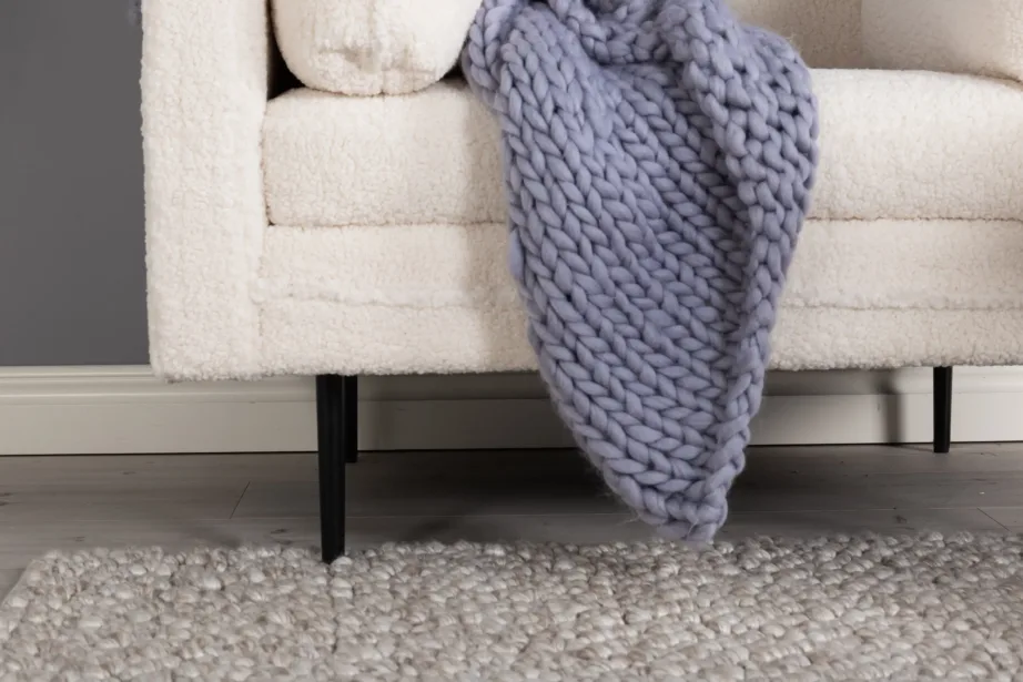 Valge buklee kangaga tugitool Boom mustade metalljalgade ja dekoratiivpatjadega, 18046-000 – 7