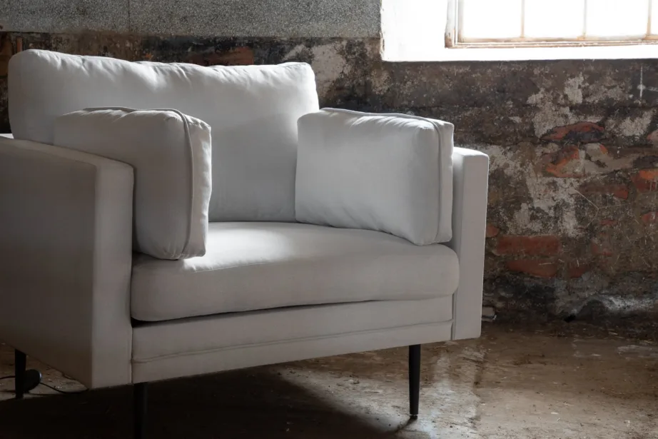 Valgest polüesterkangast tugitool mustade terasjalgadega Boom kollektsioonist, 18046-660 – 7